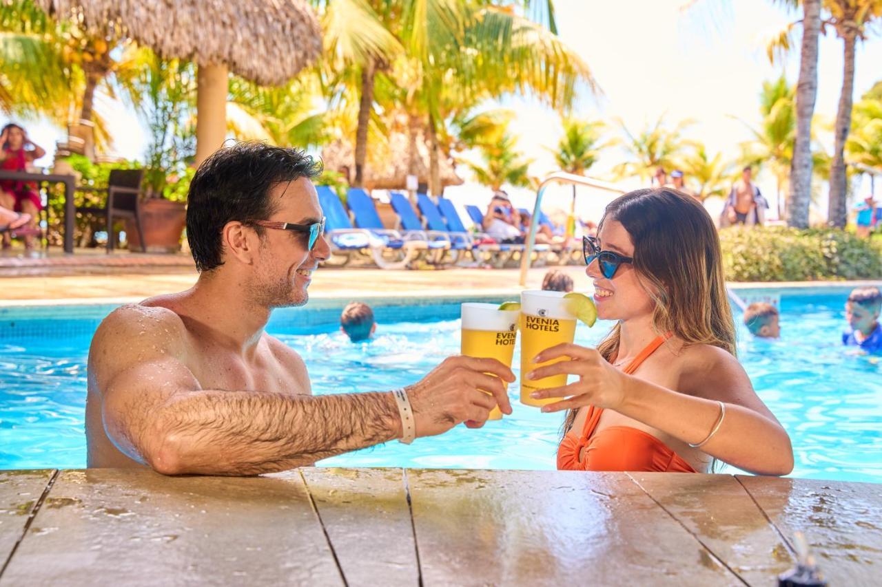 Gran Evenia Bijao Hotel Santa Clara  Exterior photo A couple drinking Presidente at a pool