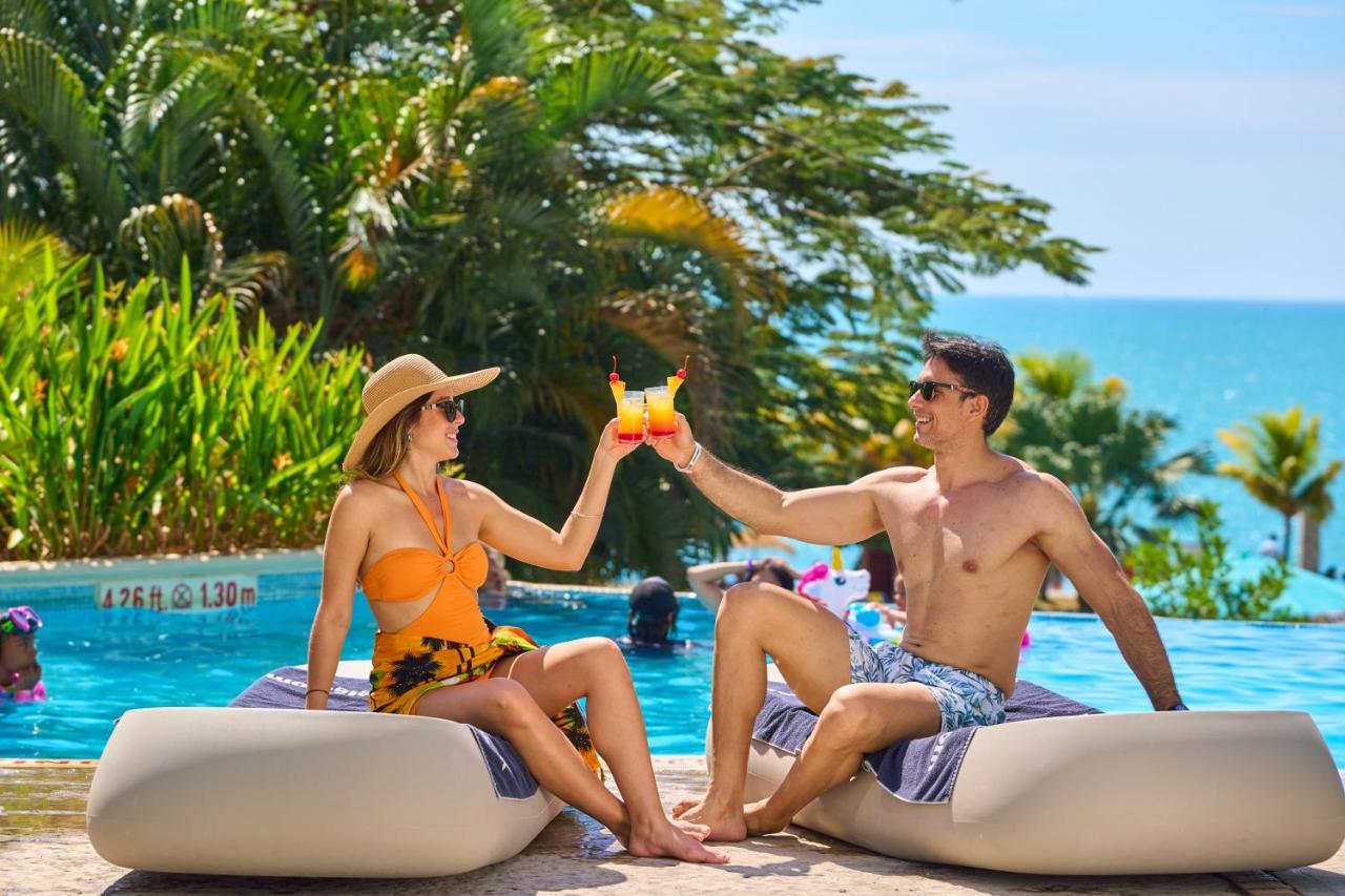Gran Evenia Bijao Hotel Santa Clara  Exterior photo A couple at a resort in Cancun, Mexico