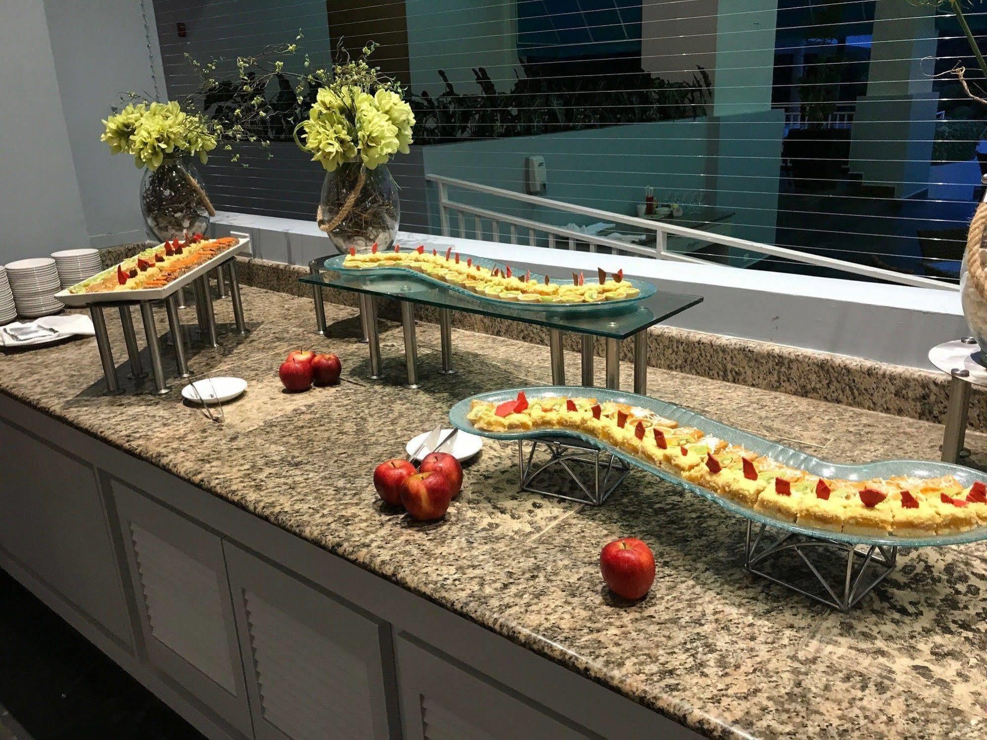 Gran Evenia Bijao Hotel Santa Clara  Exterior photo A buffet at a hotel