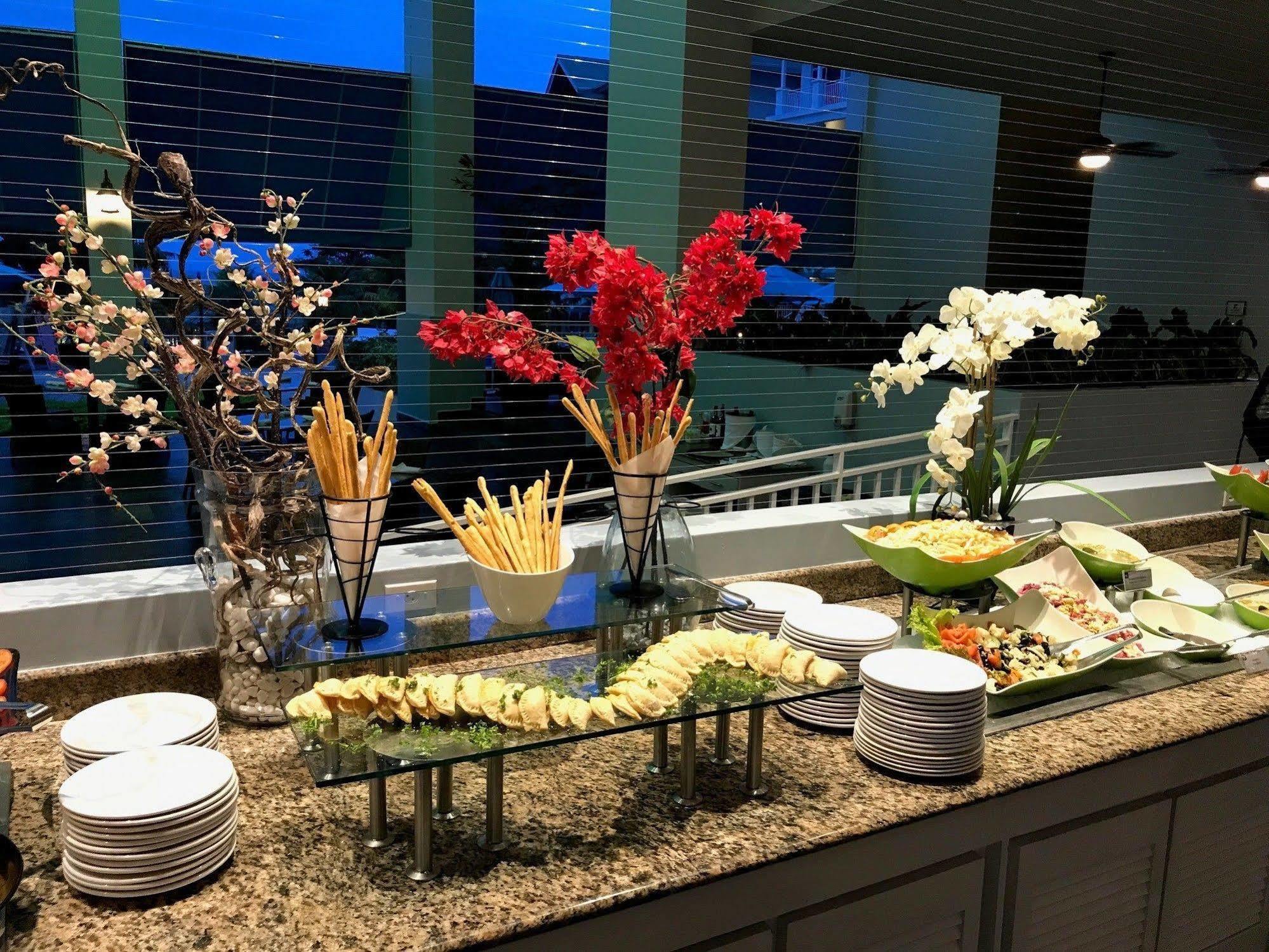 Gran Evenia Bijao Hotel Santa Clara  Exterior photo A buffet at a wedding reception